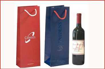 Mẫu túi giấy đựng rượu<br/><p><a href="http://inlachong.vn/pr28-mau-tui-giay-dung-ruou.html"><span style="color:#3300ff">In túi giấy đựng rượu</span></a> được xem là bao bì không thể thiếu khi sử dụng rượu làm quà tặng trong những dịp lễ tết, sinh nhật, hoặc các ngày lễ lớn trong năm. Tại in Lạc Hồng, túi được làm bằng các loại giấy và kích thước phù hợp với từng loại rượu để bảo vệ sản phẩm khi vận chuyển.</p>
